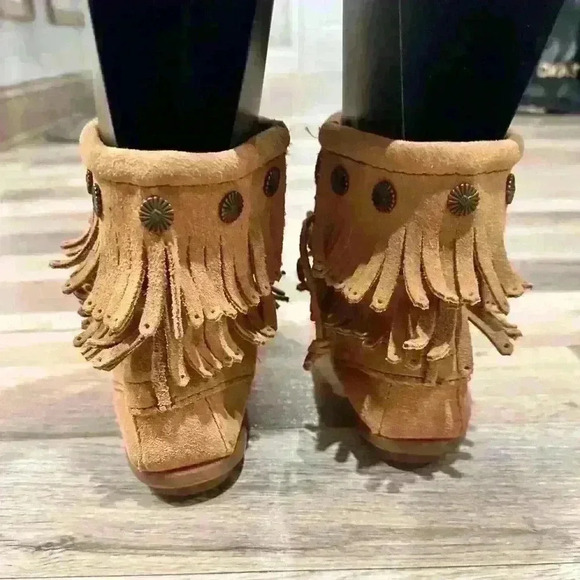 Minnetonka Moccasin, Double Fringe Side Boot, Sz. 9.5 - Picture 7 of 9